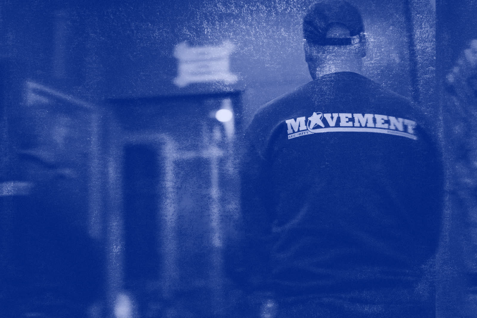 Movement-Security-Mitarbeiter im Einsatz am Einlass bei Nacht